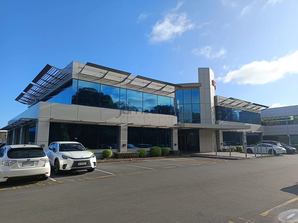 Penrose  Looking Sharp on Hugo Johnston Drive