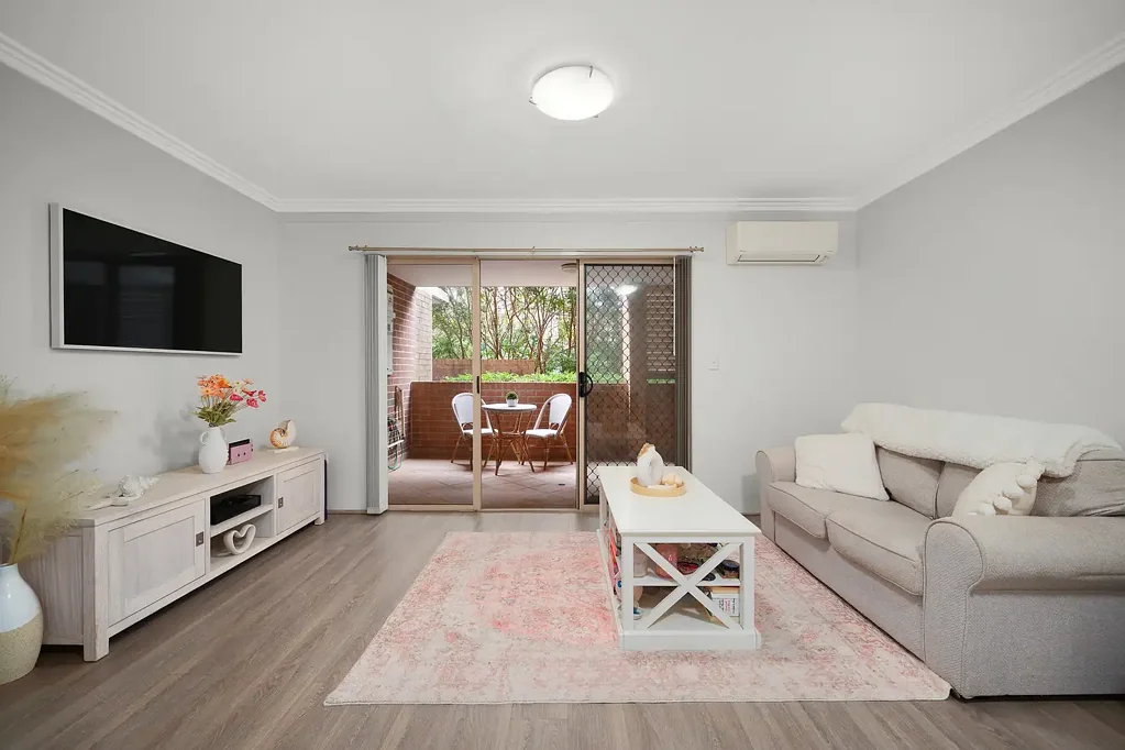 Homebush 1房 地面一卧奢装 公寓 东向阳光 通风极佳 豪华装修 无缝室内外 连接 娱乐阳台 现代厨房 车位便捷 步行商圈 Glamorous villa-style apartment in a double brick complex w/ low strata $731/qtr | Entertainer's Balcony