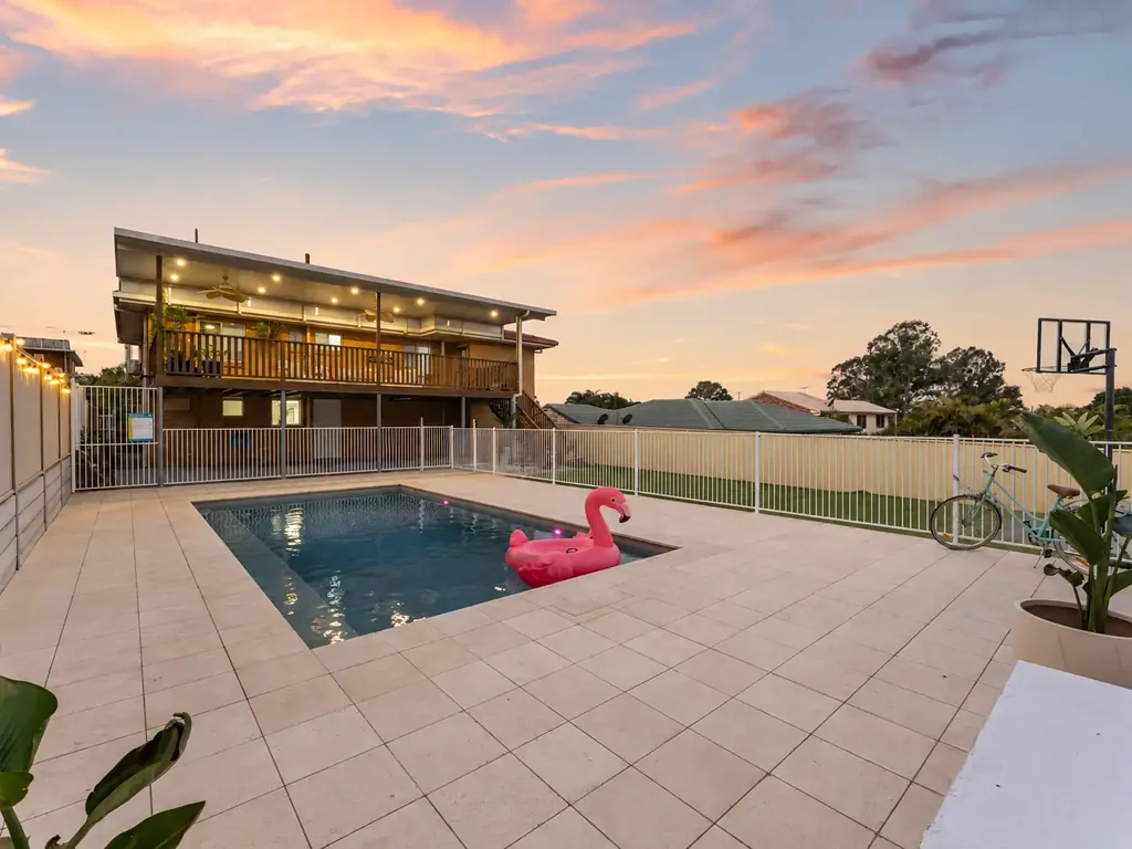 Raceview 3Kwarto The Ultimate Family Retreat! Stunning Pool, Deck w/ Amazing Views and More!