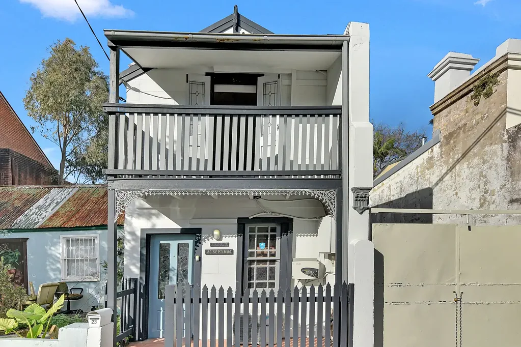 Erskineville 3ਬੈੱਡਰੂਮ Alluring freestanding home with gorgeous leafy courtyard
