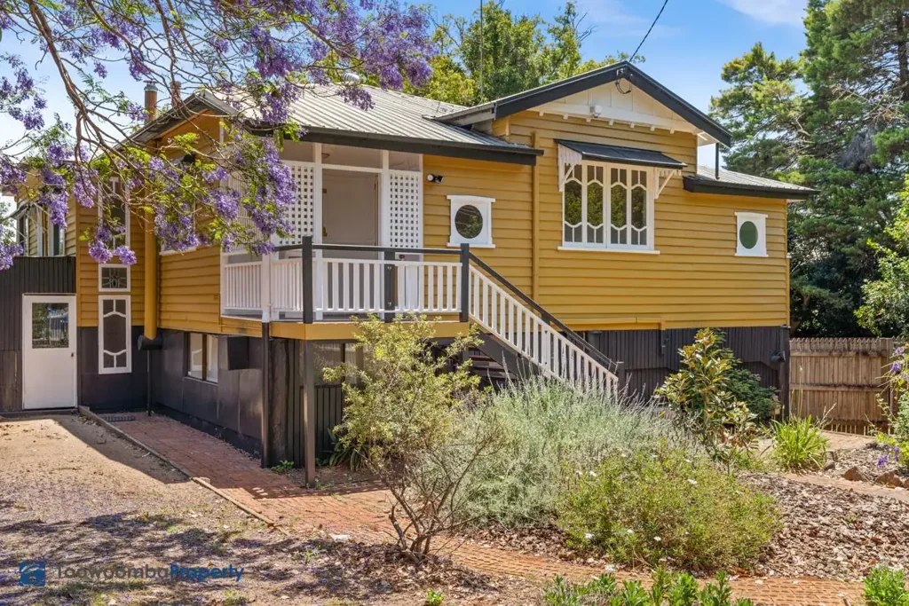 INCREDIBLE HOME FULL OF CHARACTER!