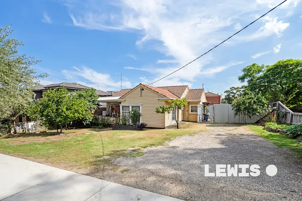 Pascoe Vale 4ห้องนอน A Rare Wide-Fronted Opportunity on 934m² (approx.) with Self Contained Bungalow