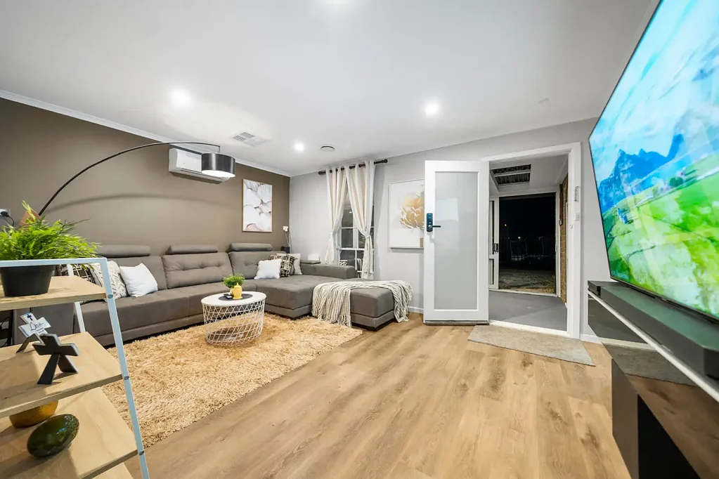 Mernda 5 Bedroom Looking for a house with Granny Flat with its own Driveaway?
