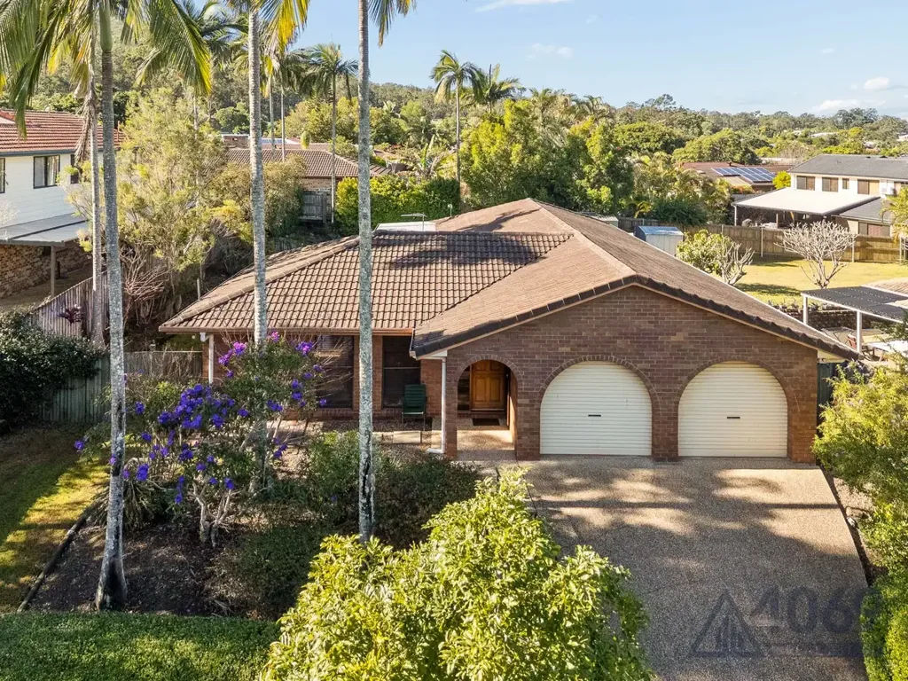 Chapel Hill 4Moenga Family Lifestyle & Convenience in a Prime Chapel Hill Location
