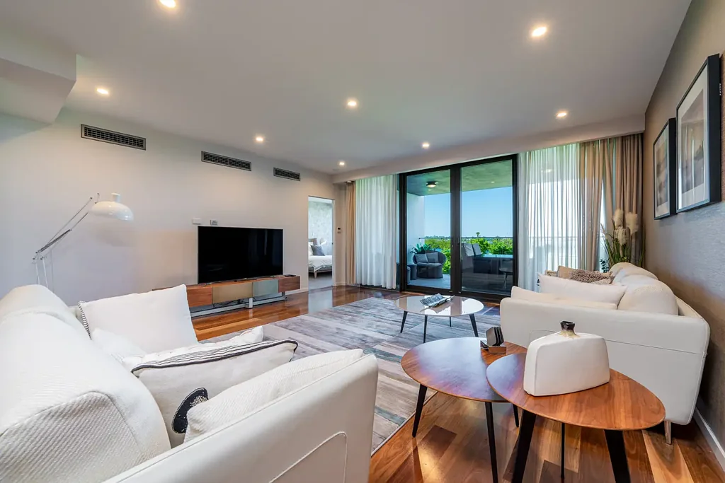 LUXURIOUS 3 BEDROOMS APARTMENT WITH 2 CAR BAYS @$1650 per week