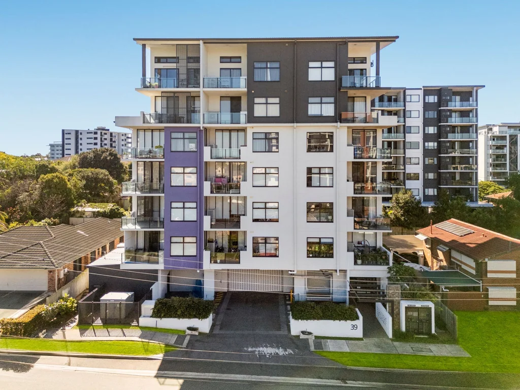 Upper Mount Gravatt 2房 2019年建 现代公寓 光线充足 高天花板 双卧双卫 安全社区 180度森林景 阳台放松 西菲尔德步行 Blue-Chip 2019-Built Apartment in Walk to Everything Locale