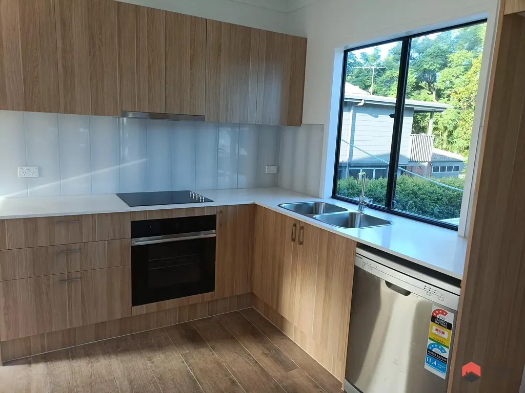Modern 3-Bedroom Granny Flat with Internet Included – Prime Toowong Location