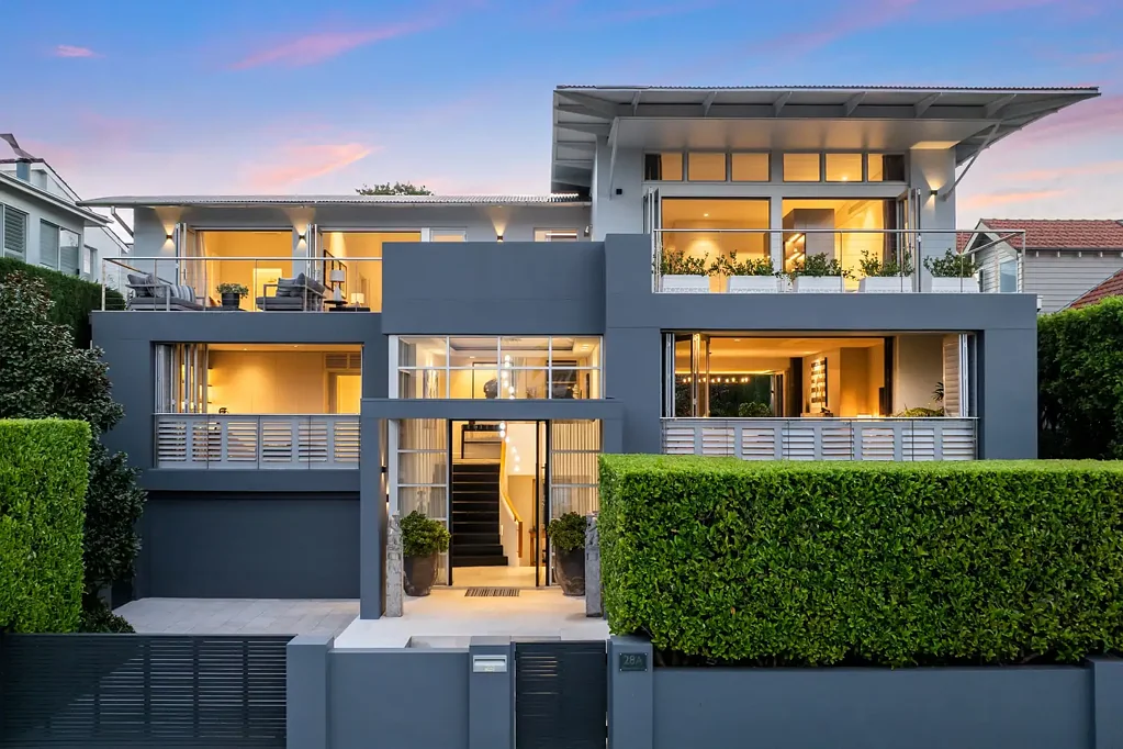 Mosman 5房 巴尔莫勒尔斜坡的美景，展示了海港景观和科本建筑师的翻新 Balmoral Slopes beauty, showcasing harbour views and a Corben Architects renovation