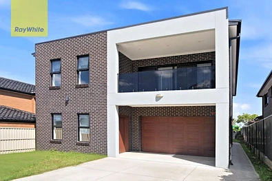 Greenacre 8 Slaapkamer Spacious Near New Huge Family Home with a 2 Bedroom Granny Flat