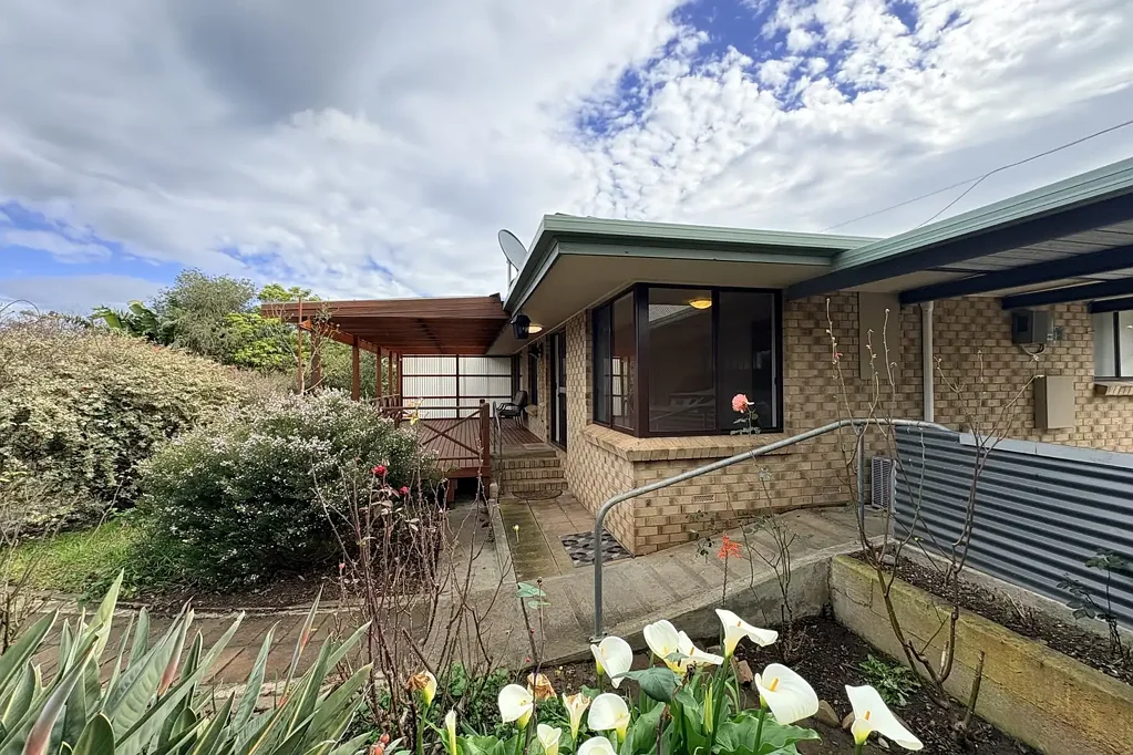 Port Elliot 4房  Country charm, coastal lifestyle & a versatile work-from-home opportunity!