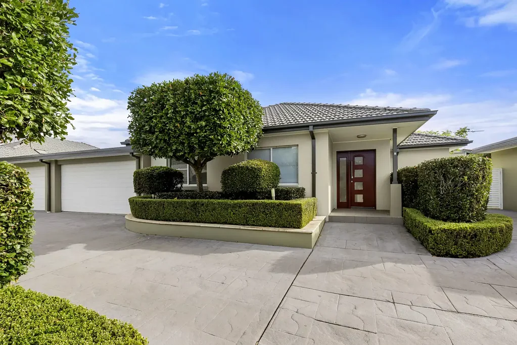 Caringbah South 3房 精品综合体宁静  三卧别墅低维护  主卧带步入式衣帽间  无共用墙享独立隐私  开放式起居无缝户外  阳光庭院宜娱乐  主浴独立浴缸淋浴  内部洗衣房通庭院  双车位锁车库安全通道  近Caringbah Public School  近Lilli Pilli商店咖啡馆 Immaculate Villa Offering Lifestyle and Location