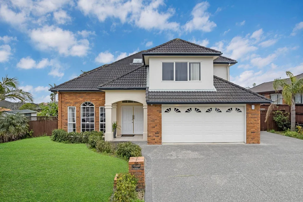 East Tamaki Heights 4房 Fletcher前样板住宅释出！太阳能系统+spa池+果园+内进式双车库，名校环伺，品质与空间兼备！ Quality & Spacious Ex-Fletcher Home in BDSC Zone