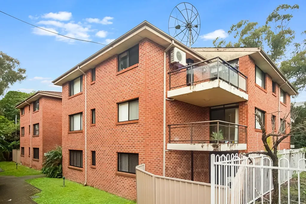 Bankstown 2ห้องนอน Spacious Ground Floor Apartment with Wraparound Courtyard in Central Bankstown