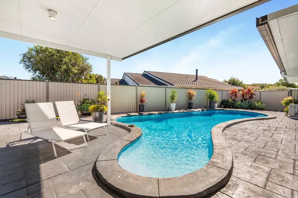 Burleigh Waters 4房  Spacious Family Oasis in Quiet Burleigh Waters Pocket