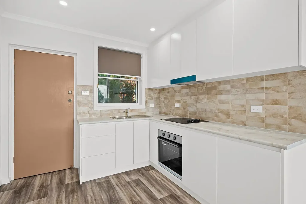 Renovated 2 Bedroom Flat Across From the Lake Foreshore