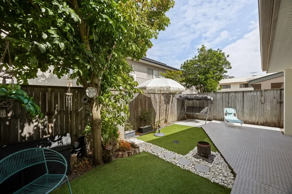 Eagleby 3房 宽敞时尚联排别墅，带双车库、庭院及备受欢迎的户型 Spacious Stylish Townhouse with Double Garage, Courtyard & Sought-After Floorplan