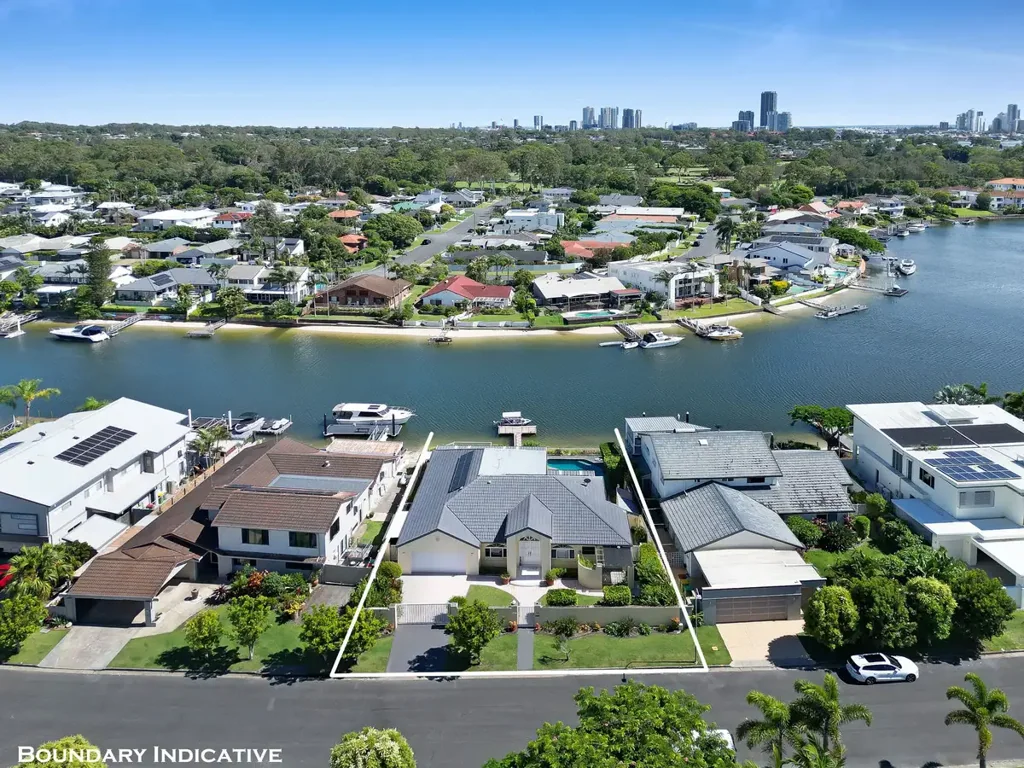 Bundall 3Kwarto North-to-Water Waterfront Estate with Beach, Pontoon & Main River Access