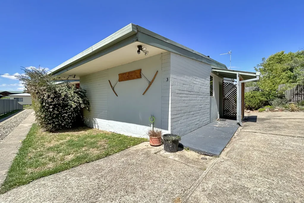 Conveniently located in the centre of Jindabyne is this 3 Bedroom Unit for long term leasing