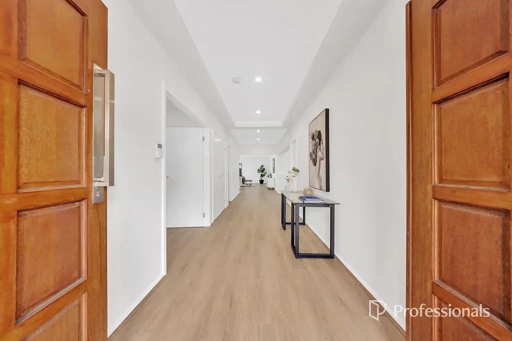 Williams Landing 5ਬੈੱਡਰੂਮ Spacious Custom-Built Home – 32 Hanworth Avenue, Williams Landing