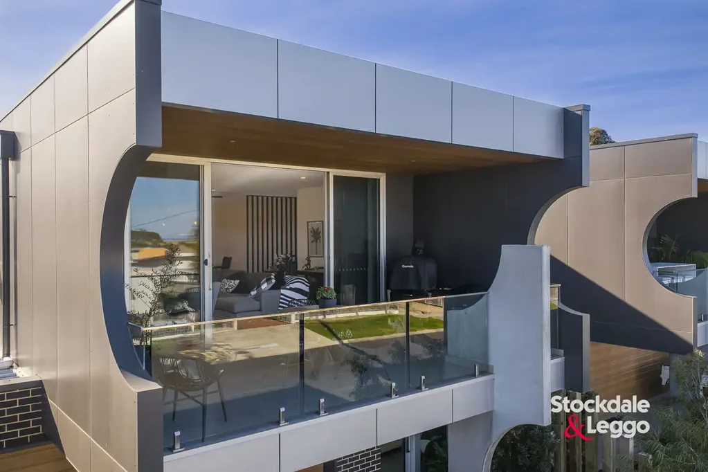 Inverloch 4 Bedroom LUXURY IN THE HEART OF TOWN