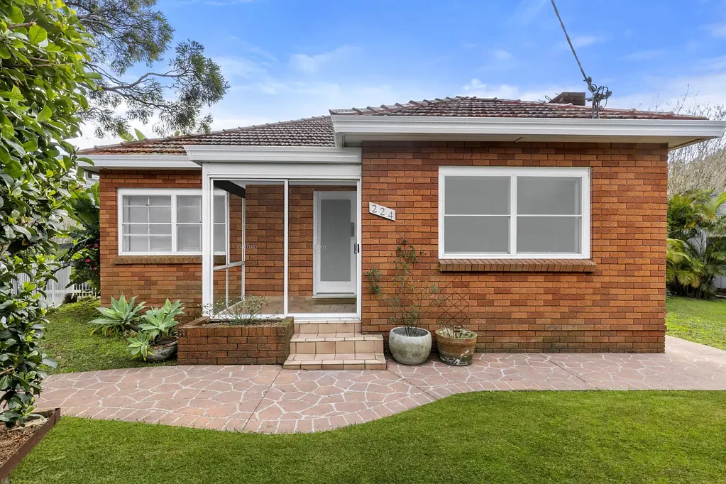 Gymea Bay 3房 优越的朝北720.8平方米地块，潜力无限 Prime North-Facing 720.8sqm Parcel with Endless Potential