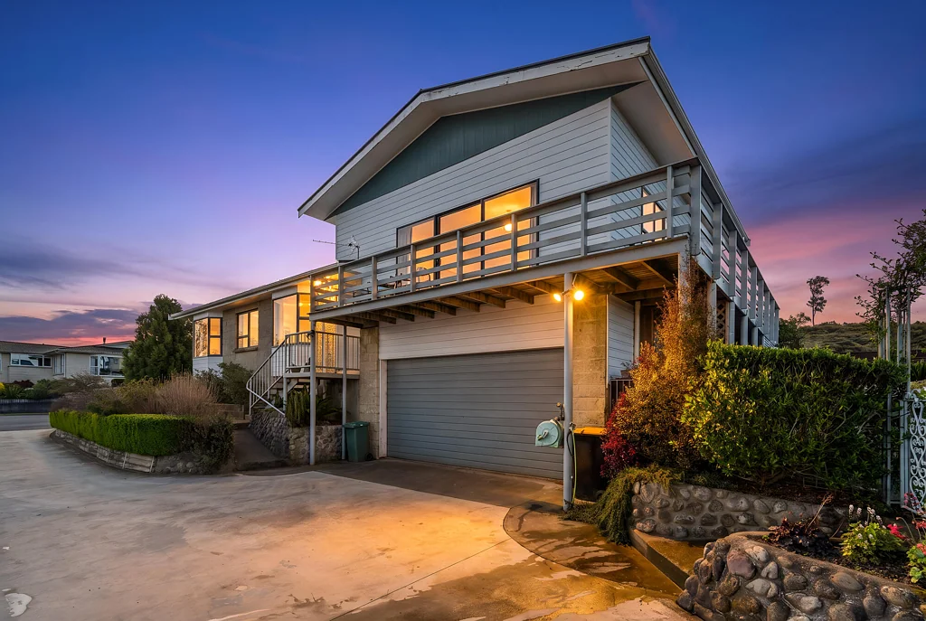 Masterton 4침실 Elevated Living, Exceptional Views! BEO $619,500