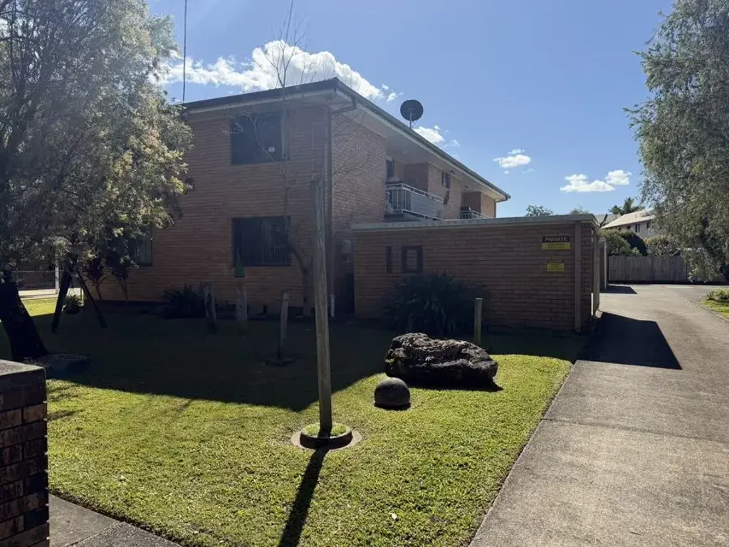 Freshly Painted 2-Bedroom Unit in Convenient Location