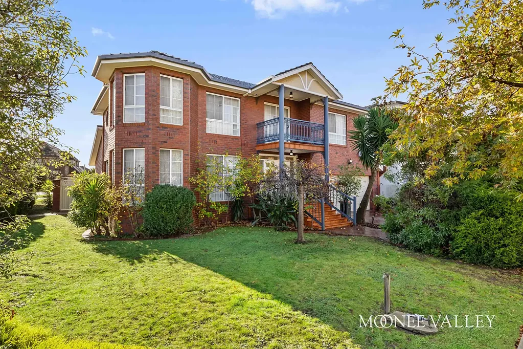 Avondale Heights 4Moenga First Time Offered in One of Avondale Heights' Finest Addresses