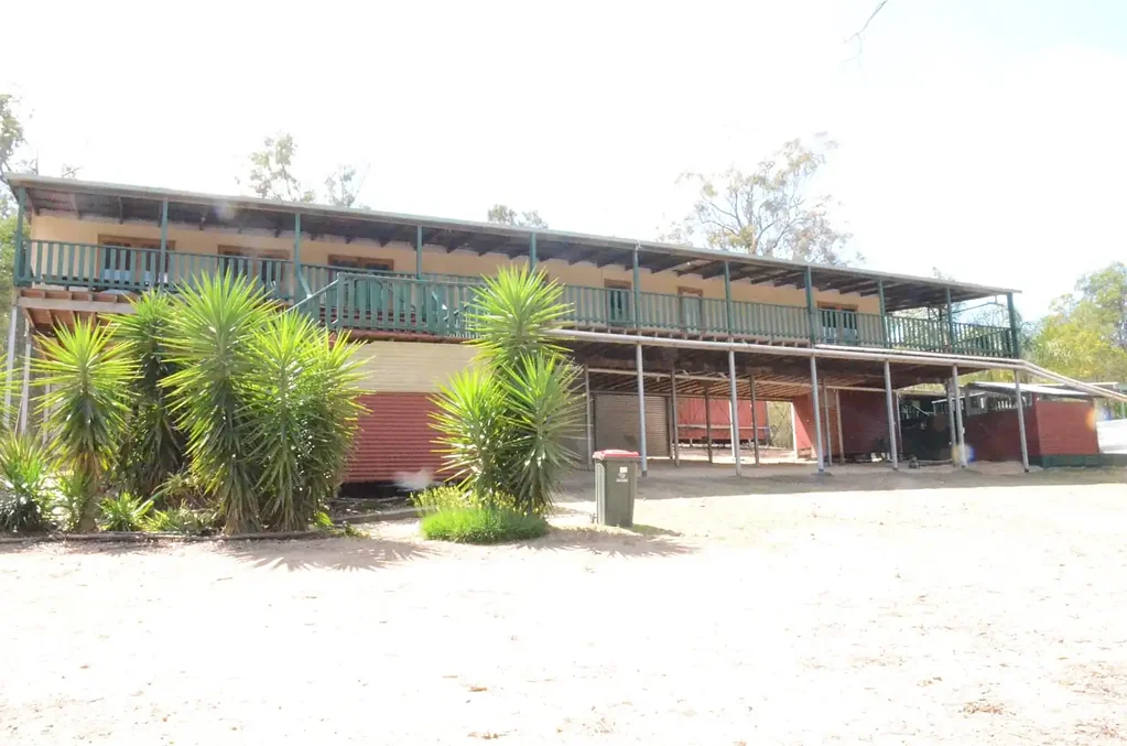 Nanango 5ਬੈੱਡਰੂਮ Escape from the hustle of the City with this Elevated 5 Bedroom Home