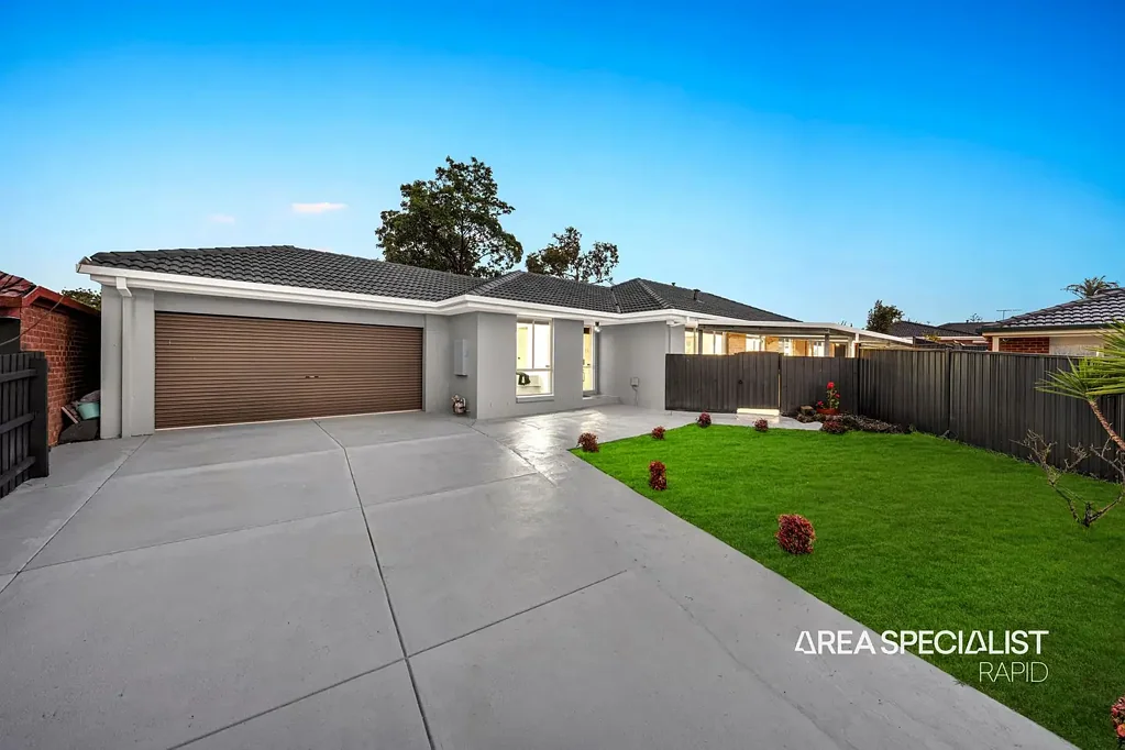Hampton Park 4 Slaapkamer The Brief:
Luxury Family Living with Multiple Living Zones in a Peaceful Court!