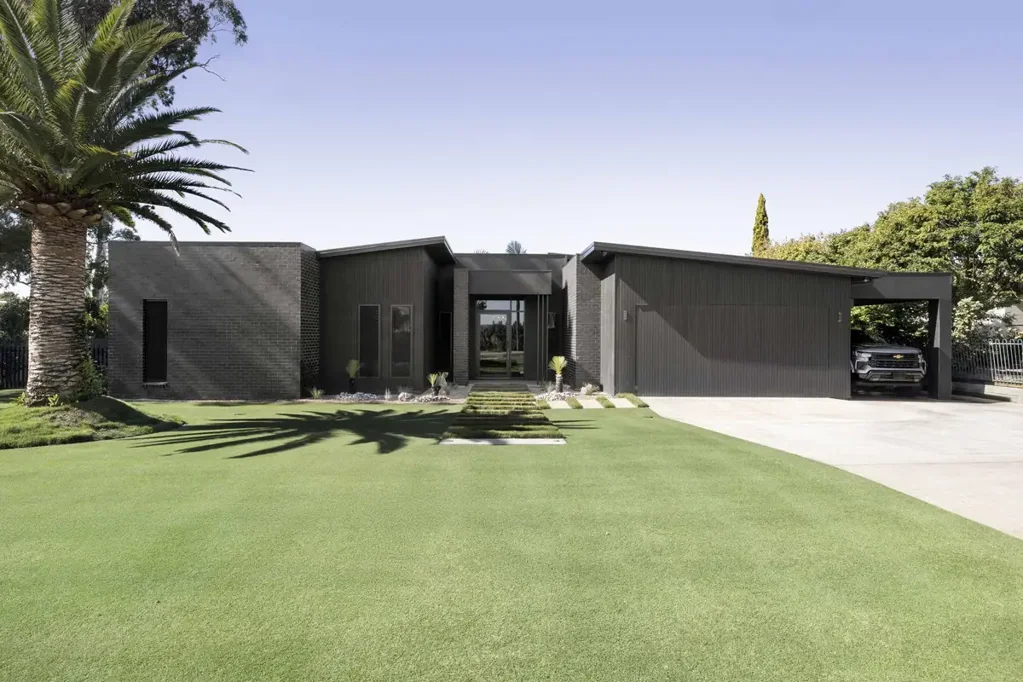 Prince Henry Heights 4房 Urbane定制低层 1394sqm庭院 11.84kW太阳能 主卧衣帽间 精品厨房泳池中心 Pool-Centred Living on 1,394sqm of Pure Lifestyle