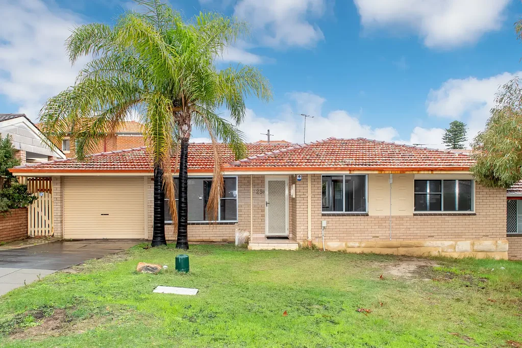 Step into comfort and convenience with this well-maintained 3X1 house ideally located in the heart of Victoria Park.
