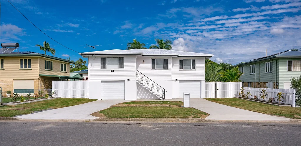 RECENTLY RENOVATED FAMILY HIGHSET HOME, CLOSE TO ALL AMENITIES!!!
