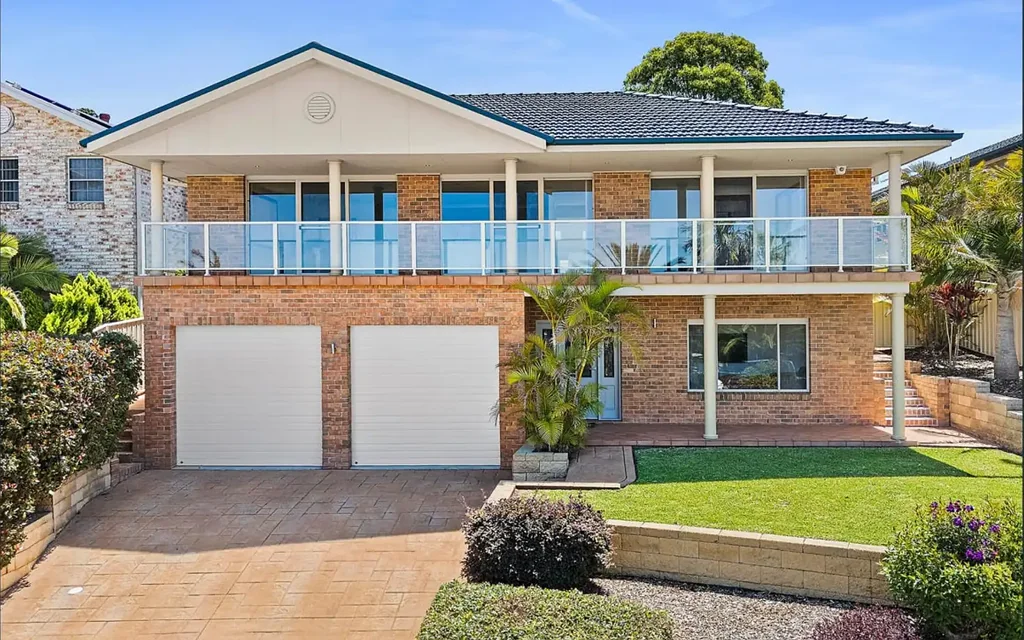 Shell Cove 5Kwarto Walk to the Marina: Expansive Living, Breathtaking Sunrises & Unique Under-House Man Cave