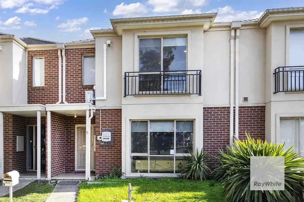 Impressive Three Bedroom Townhouse in Cairnlea