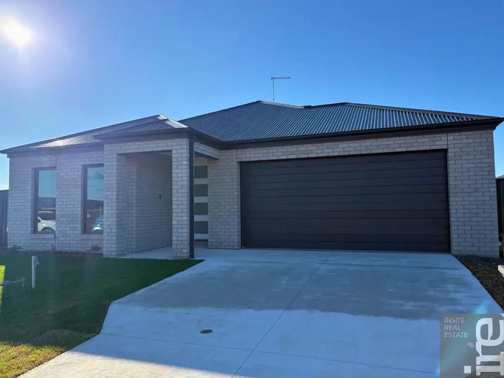 Easy-Care Living in a Prime Estate Location!