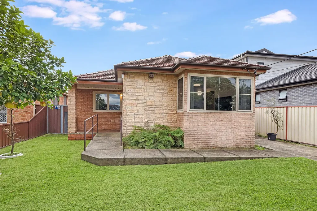 34 Endeavour Road, Georges Hall, NSW 2198