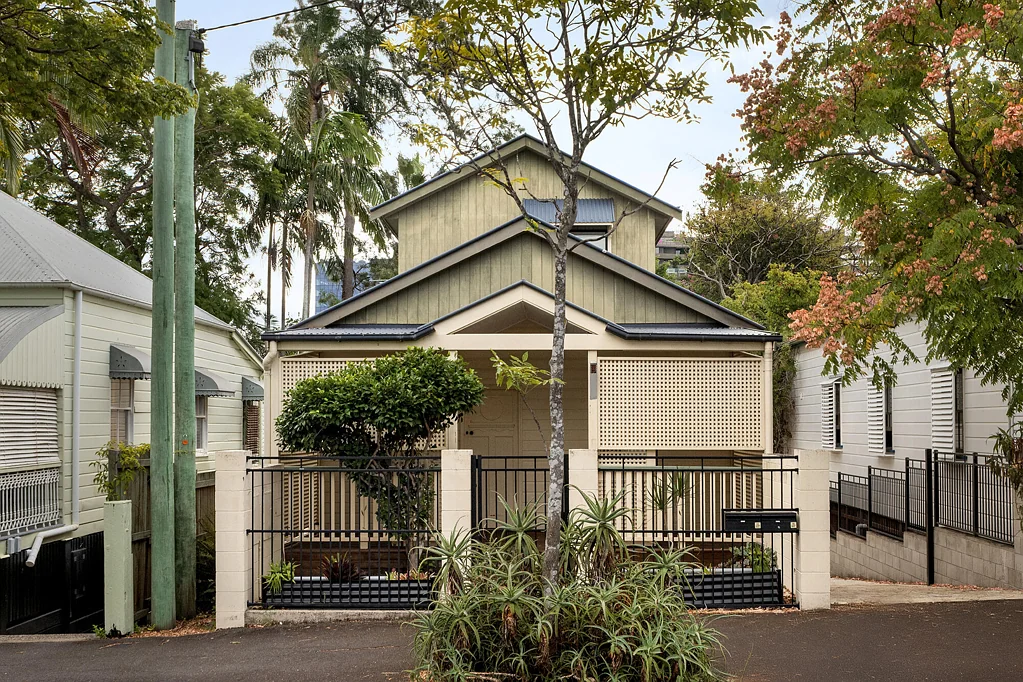 Fortitude Valley 3房 Fortitude Valley核心地段 207平米宽绰用地 距James Street仅150米 三卧两卫两车位 实用布局 即住型住宅 潜力无限 Small Lot Cottage on the Doorstep of James Street