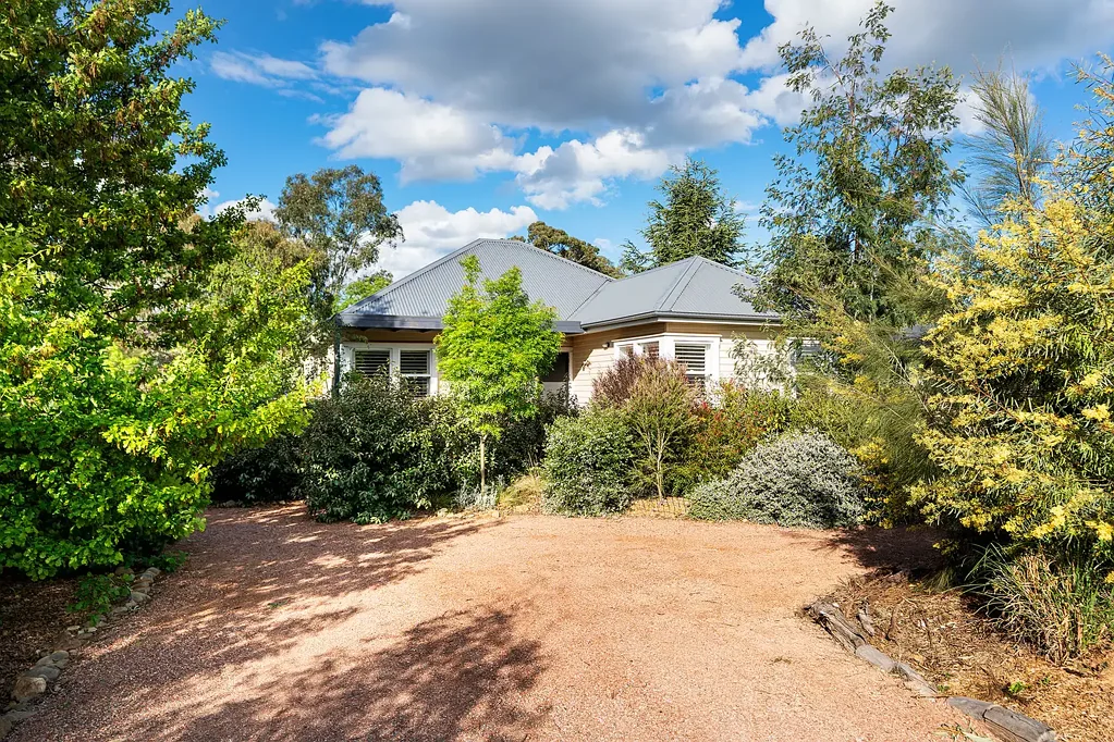 Newstead 3ห้องนอน Period Charm Meets Contemporary Comfort in a Garden Setting