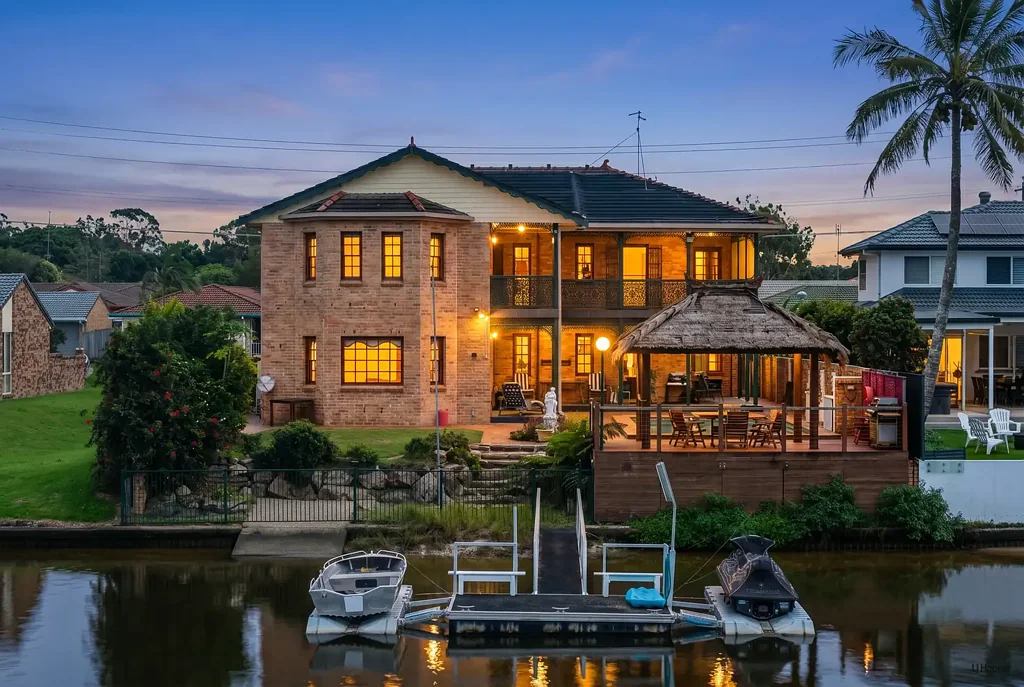 Tweed Heads 4chambre Deceased Estate - Waterfront Living Worth Acting On