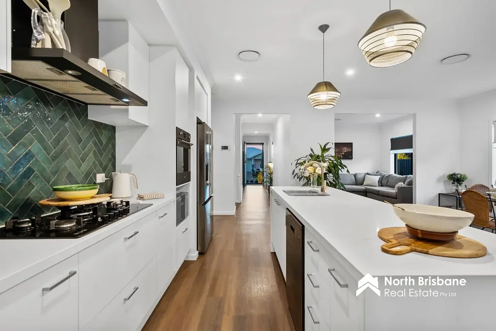 Burpengary 4房 现代斜屋顶设计 40mm Caesarstone台面 6.64kW太阳能系统 开放式生活空间 主套房带套间 多功能第四卧室 Premium Family Living | Luxury Upgrades