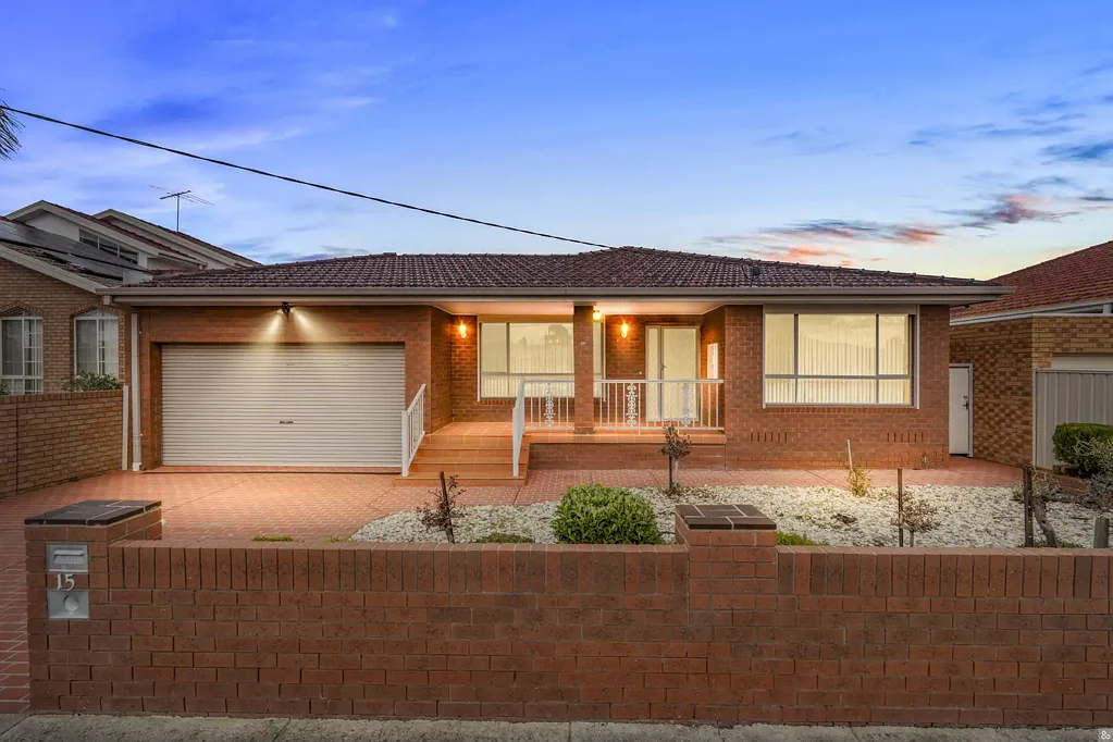 Epping 3房 Epping 优越地段的成熟家庭生活 Established Family Living In A Prime Epping Location
