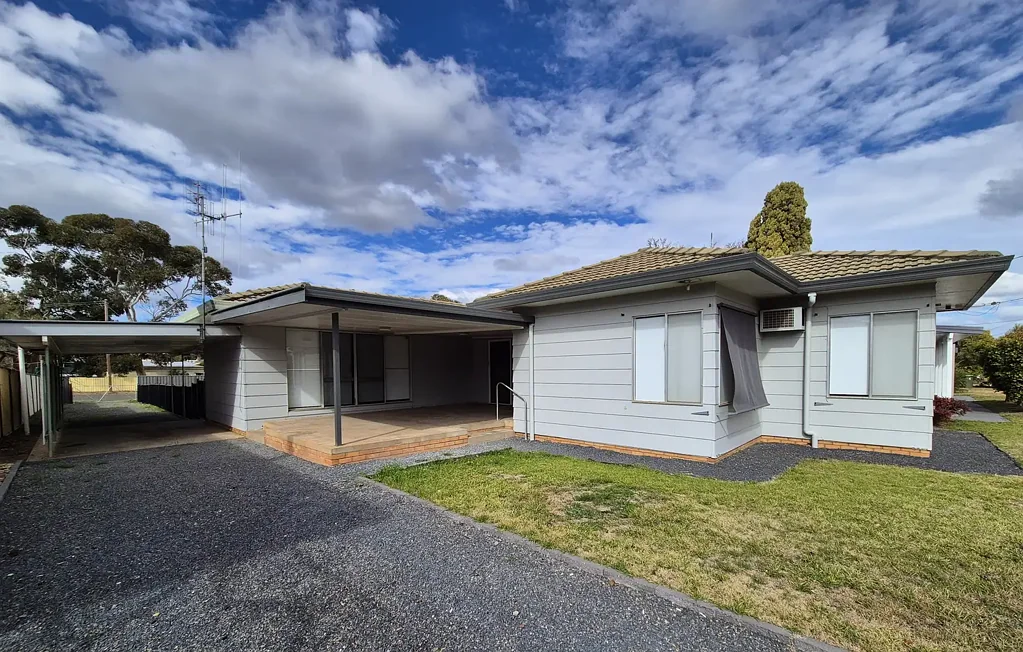 Forbes 3 Bedroom AFFORDABLE & PRICED TO SELL – Freshly Updated on 764sqm with Rear Access