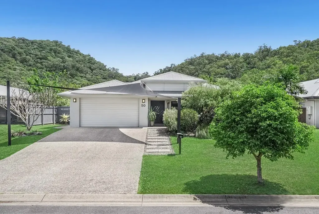 BREAK LEASE - IMMACULATE FAMILY HOME IN NORTHERN BEACHES