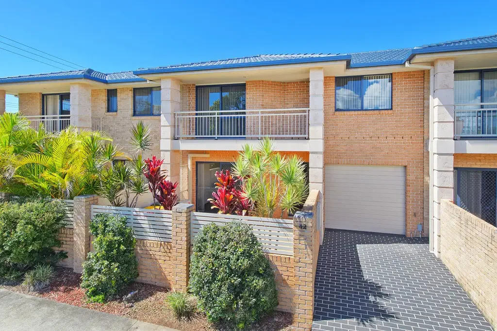 PRIME LOCATION, COASTAL LIVING!