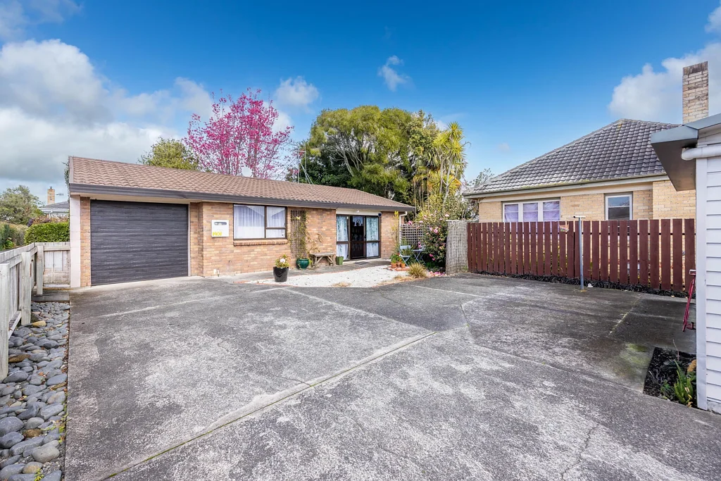 Fairfield 2ਬੈੱਡਰੂਮ Brick Home With Great Investment Appeal!
