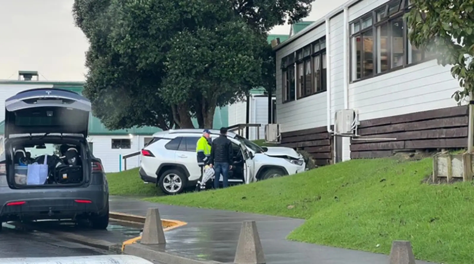 车辆冲上人行道直奔教室，奥克兰北岸校园发生撞车事故