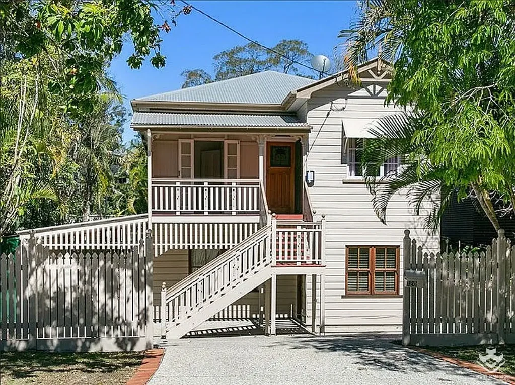 Luxurious family home mins walk to Shopping centre and Indooroopilly State School