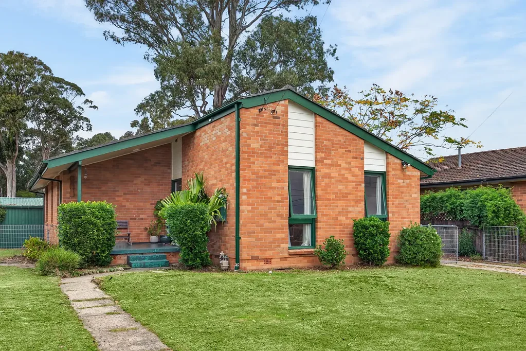 Holsworthy 3房 562.8 平方米地块，16 米临街面，无限商机 Endless Opportunity on a 562.8 sqm Block with 16m Frontage