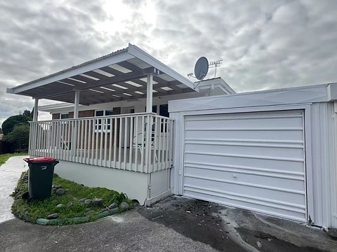 Comfortable & Secure 2-Bedroom Home in the Heart of Papakura!
